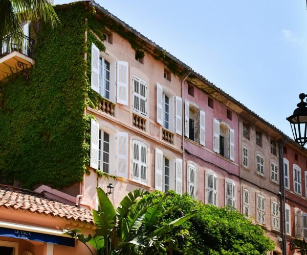 pexels-photo-29851535-29851535 Ivy-clad building with colorful facade in sunny Provence-Alpes-Côte d'Azur, France.